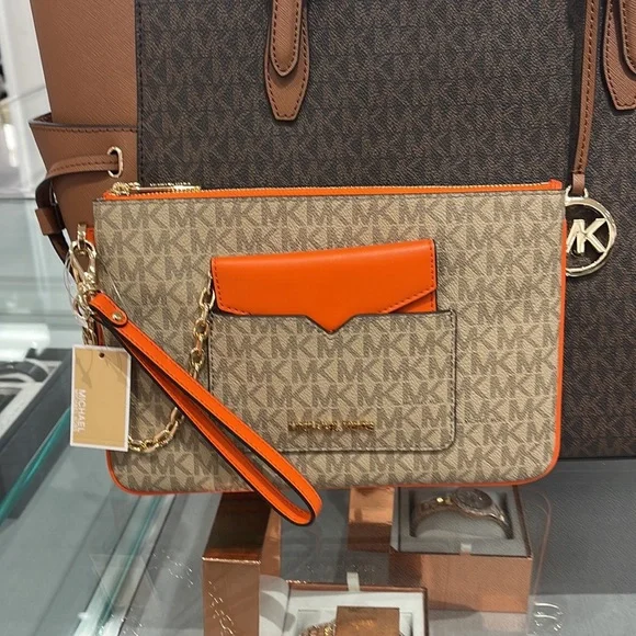 MICHAEL KORS JET SET ITEM LG 2 in 1 CARD CASE & WRISTLET
Poppy 
NWT - Picture 5 of 16